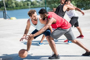 basketbol oynarken erkekler 