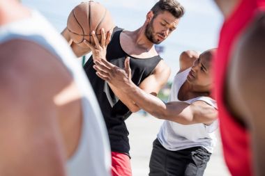 basketbol oynarken erkekler 