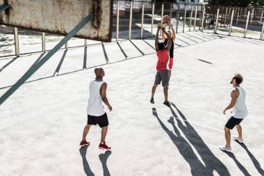çok ırklı basketbolcular
