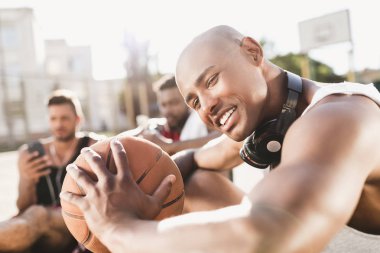  Topu olan basketbol oyuncusu