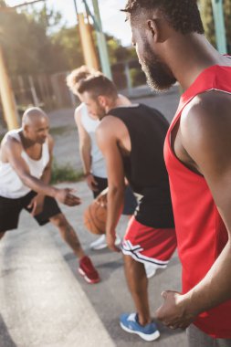 çok ırklı basketbolcular