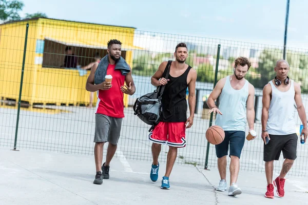 Deportistas multiétnicos en la corte — Foto de Stock