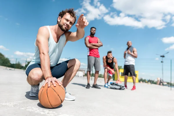 Man with basketball ball — Stock Photo, Image
