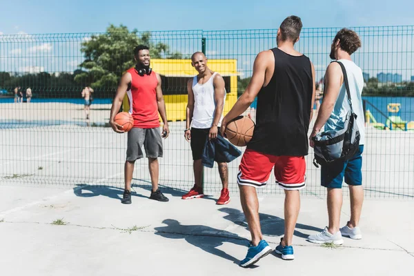 Equipe de basquete na quadra — Fotografia de Stock