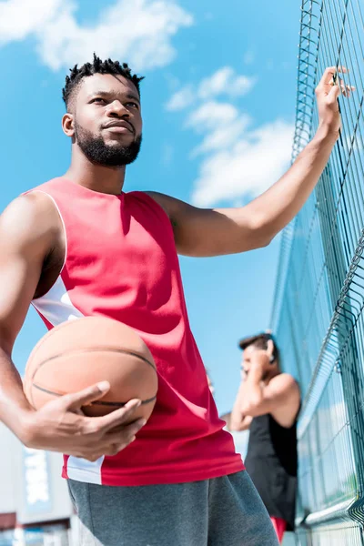 Muž s basketbalový míč — Stock fotografie