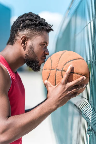 Muž s basketbalový míč — Stock fotografie