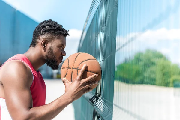 Muž s basketbalový míč — Stock fotografie
