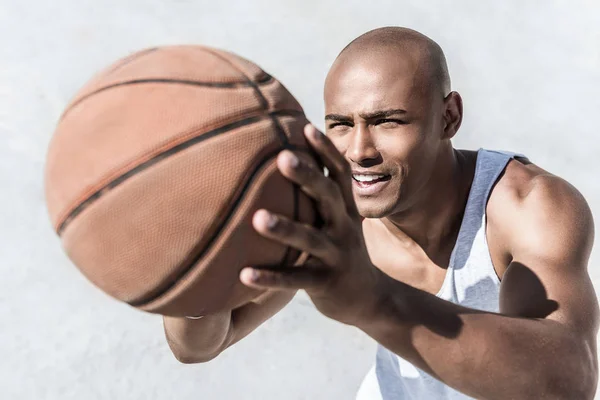 Basketball spiller med bold - Stock-foto