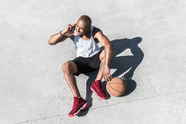 Hombre afroamericano con smartphone — Foto de Stock