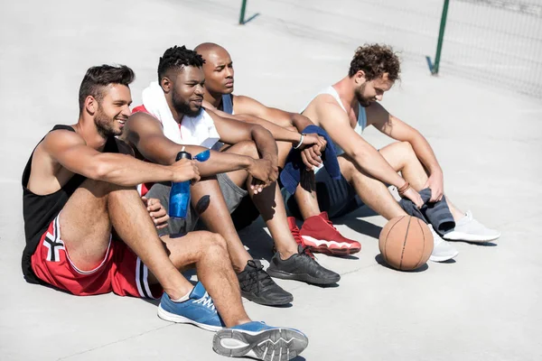 Multikulturní basketbalový tým — Stock fotografie