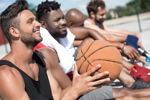 Multikulturní basketbalový tým — Stock fotografie