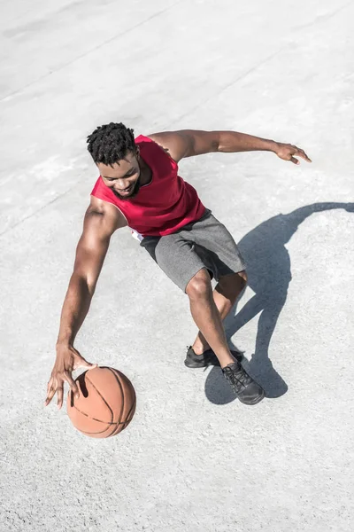 Muž hraje basketbal — Stock fotografie zdarma