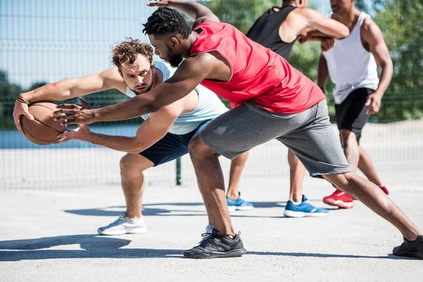 Män spelar basket — Stockfoto