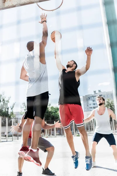 Mannen spelen basketbal — Stockfoto