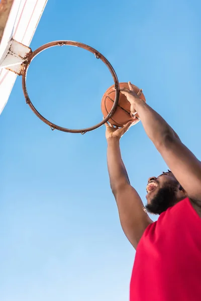 Basketballspieler in Aktion — kostenloses Stockfoto