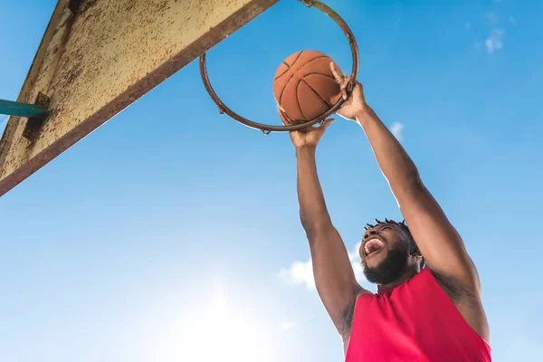 Jugador de baloncesto afroamericano — Foto de Stock