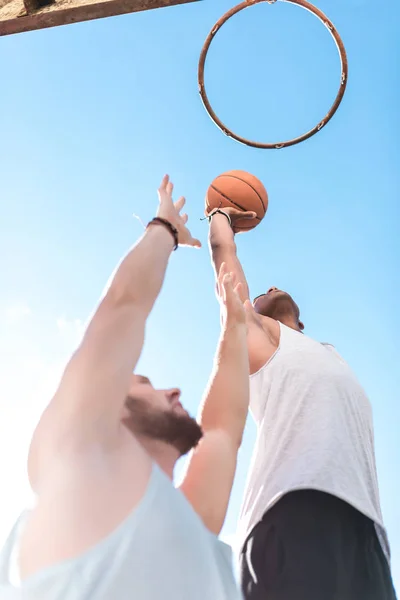 Mannen spelen basketbal — Gratis stockfoto