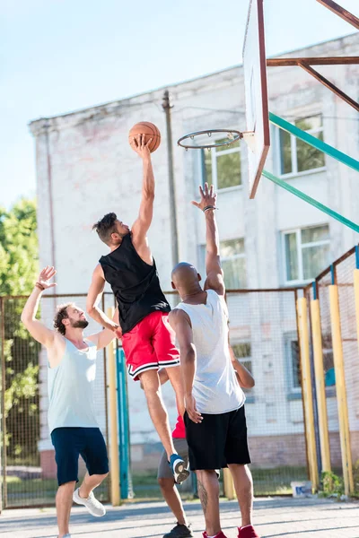 Mannen spelen basketbal — Stockfoto