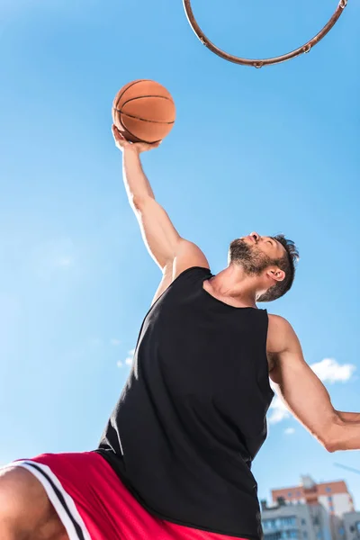 Баскетболіст з м'ячем — стокове фото