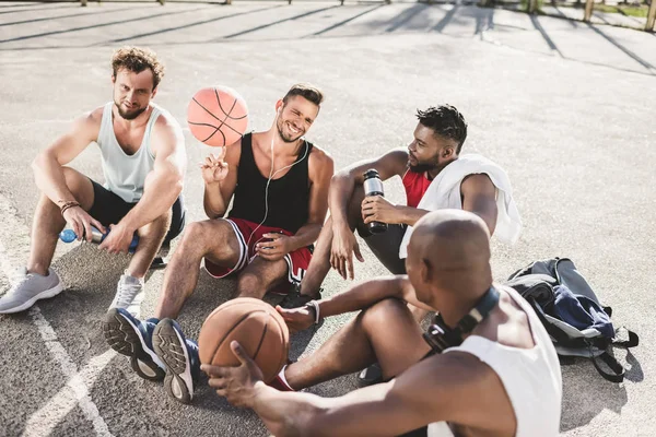 Equipo multiétnico de baloncesto — Foto de Stock