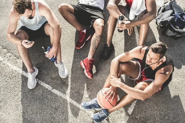 Basketball team on court — Stock Photo, Image