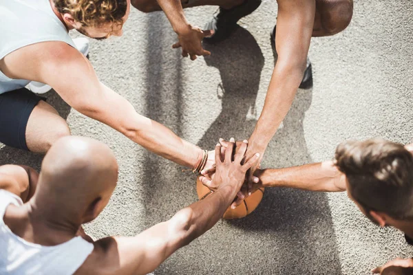 Equipe de basquete na quadra — Fotografia de Stock