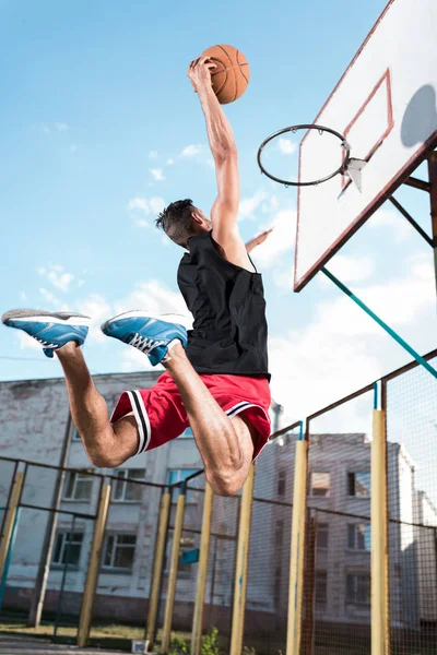 Basketbalista s míčem — Stock fotografie