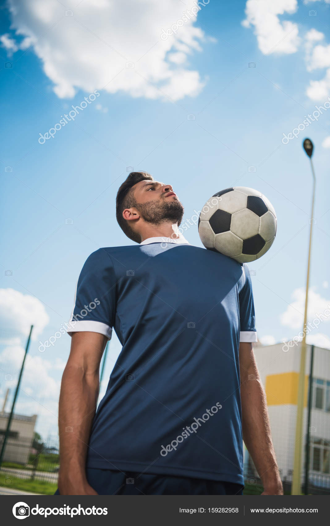 Jogador De Futebol Jogando Bola No Fundo. Imagem De Baixo ângulo