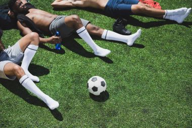 futbolcular sahada