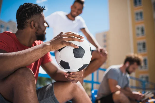 Afro-americano homem com bola — Fotografia de Stock