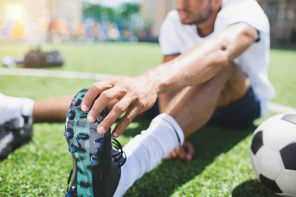 Jugador de fútbol en el campo — Foto de Stock