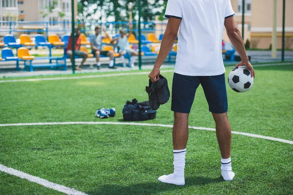 Giocatore di calcio con palla — Foto Stock