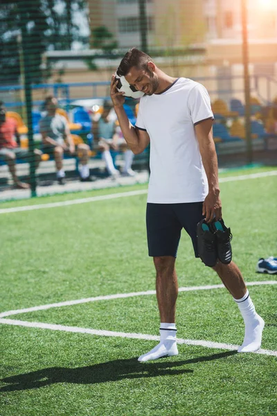 Jogador de futebol com bola — Fotografia de Stock