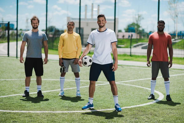 Equipa multiétnica de futebol — Fotografia de Stock