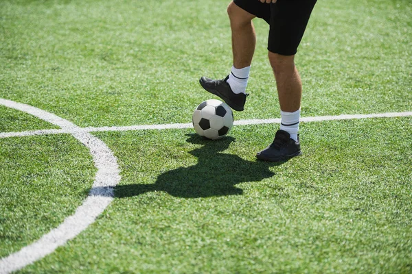 Jogador de futebol com bola — Fotografia de Stock