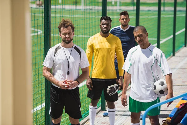 Jogadores de futebol multicultural — Fotografia de Stock