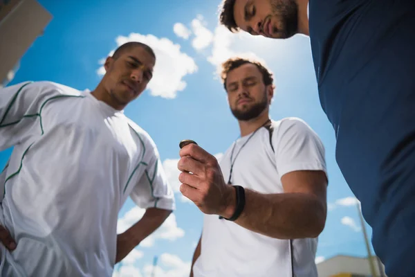 Referee and soccer players — Stock Photo, Image