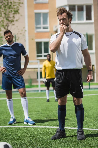 Árbitro de futebol com apito — Fotografia de Stock