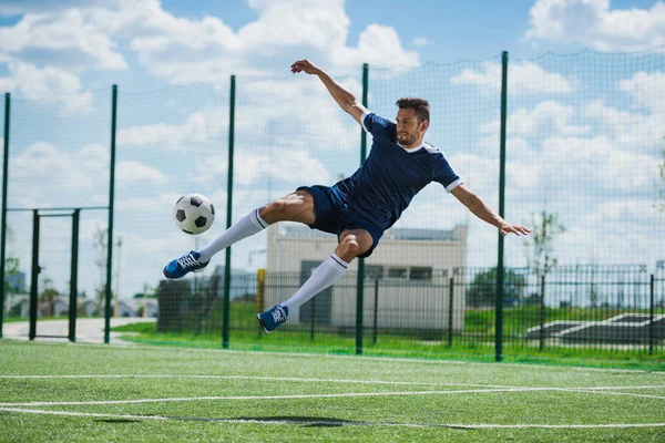 Jogador de futebol com bola — Fotografia de Stock