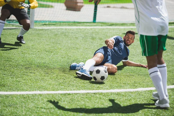 Soccer players at pitch — Stock Photo, Image