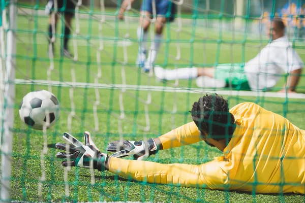 Torwart fängt Ball — Stockfoto