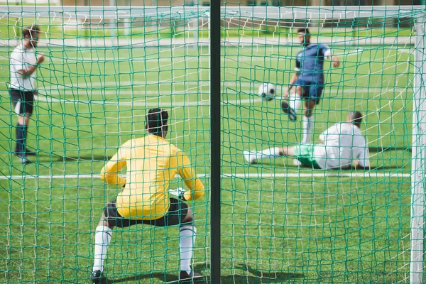 Jogadores de futebol em campo — Fotografia de Stock