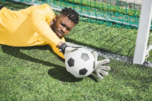African american goalkeeper at pitch — Stock Photo, Image