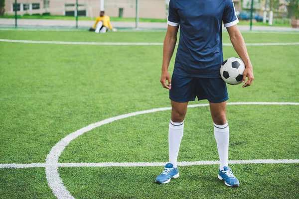 Fotbollspelare med boll — Stockfoto