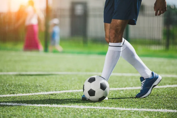 Jogador de futebol com bola — Fotografia de Stock