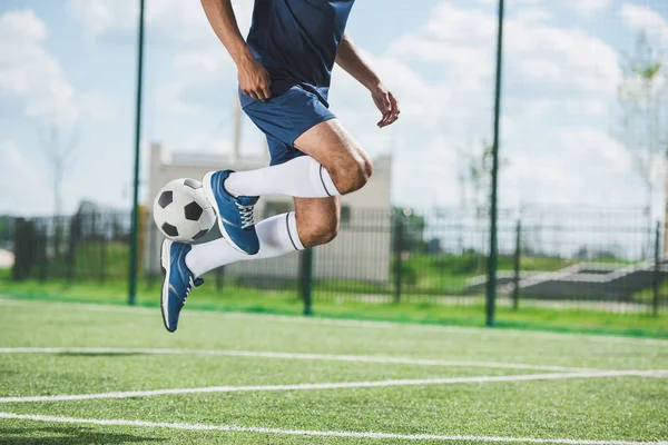 Jogador de futebol com bola — Fotografia de Stock