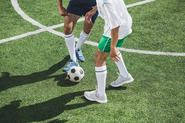 Jugadores de fútbol en el campo — Foto de Stock