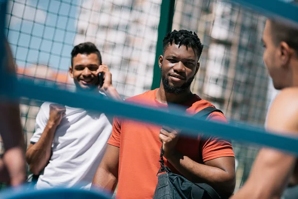 Homens multiétnicos no estádio — Fotografia de Stock