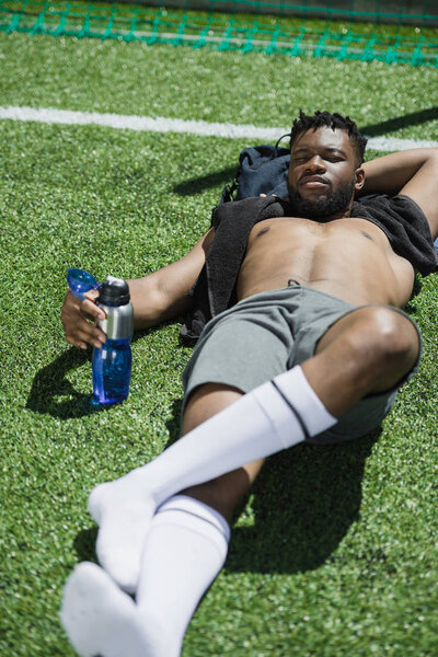 Американский футболист из Африки
