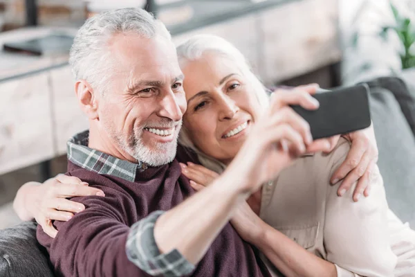 Seniorenpaar macht Selfie — Stockfoto